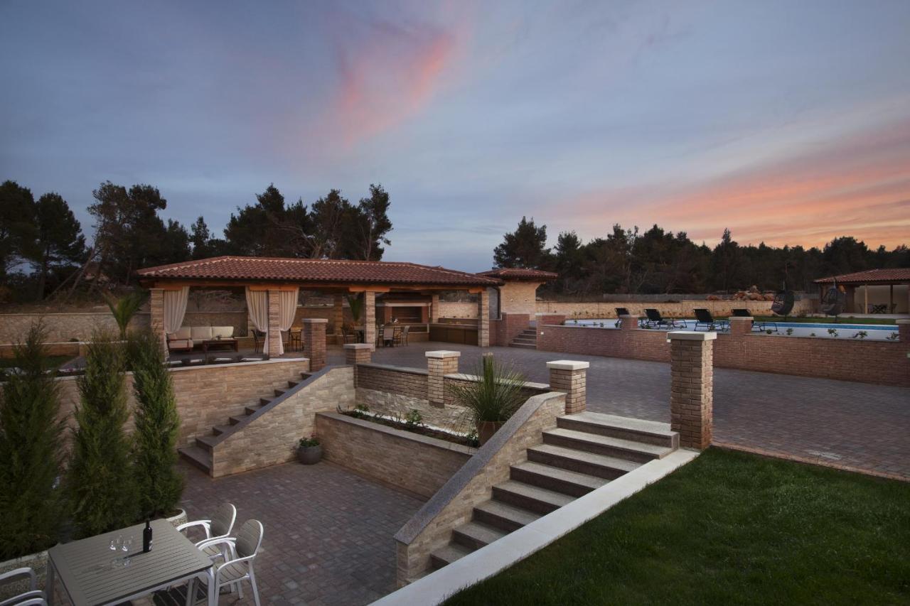 Villa Malibu One Vir Exterior photo